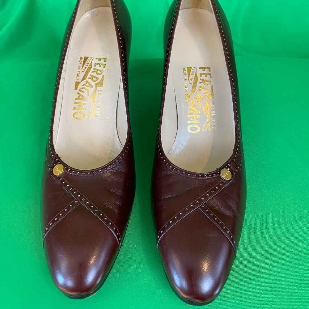 Salvatore Ferragamo Size 7.5 AAAA